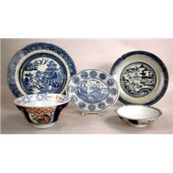 A GROUP OF ASSORTED ORIENTAL PORCELAIN TABLE ARTICLES
