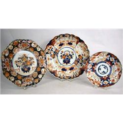 A GROUP OF THREE IMARI STYLE PORCELAIN SERVING ARTICLES