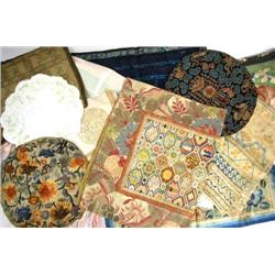 A GROUP OF ASSORTED HOME LINENS