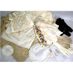 A GROUP OF ASSORTED LINENS AND LACE