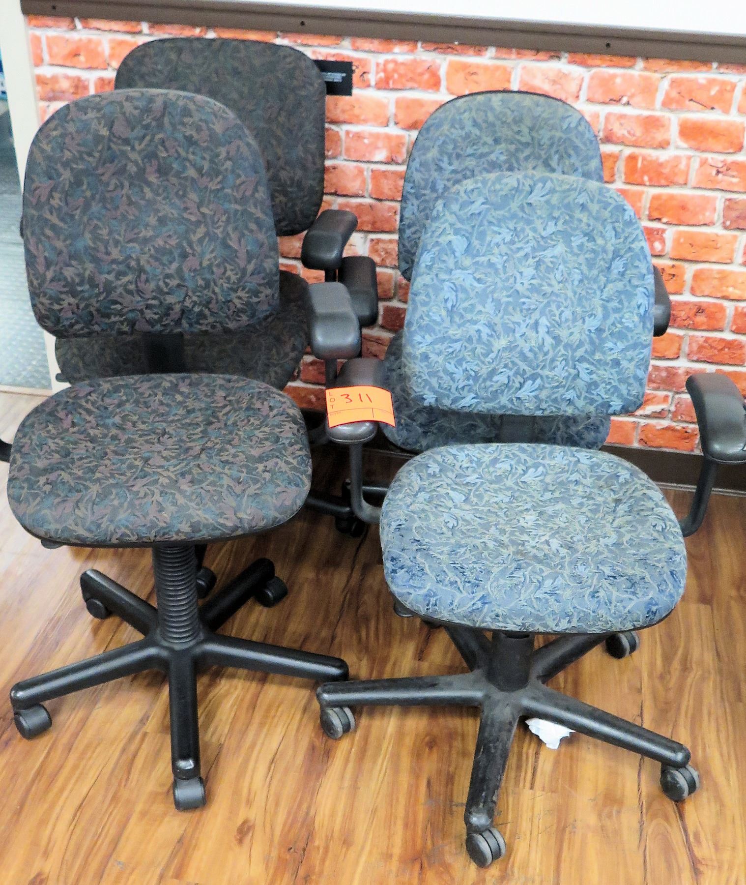 Qty 4 Rolling Office Desk Chairs W Arm Rests On Wheels