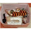 Image 1 : BOX OF ASSORTED ITEMS INCLUDING SHOES, SIZE 8, 10