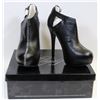 Image 1 : PAIR OF LADY LUXE, YASMINE BLACK LEATHER