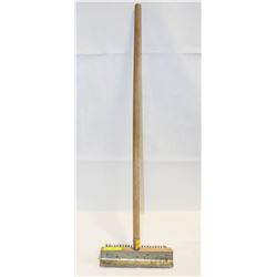 PIZZA OVEN BRUSH W/ SCRAPER END