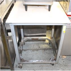 1 GREY EQUIPMENT STAND ON CASTORS