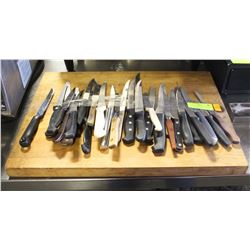 LOT OF APPROX 30 KITCHEN KNIVES AND CUTTING BOARD
