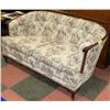 Image 1 : 60" FLORAL PATTERN FABRIC LOVESEAT.