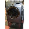 Image 1 : SAMSUNG DRYER ON PEDESTAL 27"X28"X53".