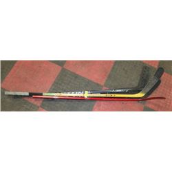 BUNDLE OF ASSORTED HOCKEY STICKS AND 1 GOALIE