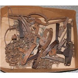BOX W/ 9 VARIOUS SIZES ANIMAL TRAPS. COLLECTIBLE.