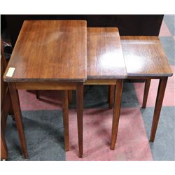 SET OF 3 NESTING TABLES.