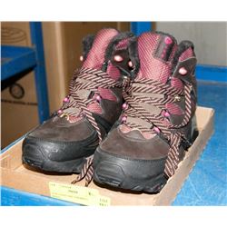 NEW LADIES SIZE 9 MERRELL BOOTS.