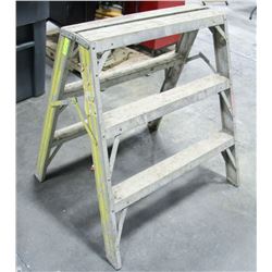 3 FOOT ALUMINUM STEP LADDER, 30" WIDE