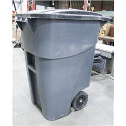 RUBBERMAID ROLLING GARBAGE CAN