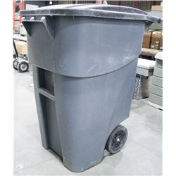 RUBBERMAID ROLLING GARBAGE CAN