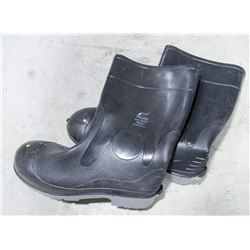 PAIR OF ONGUARD STEEL TOED RUBBER BOOTS SIZE 15