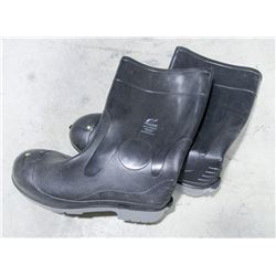 PAIR OF ONGUARD STEEL TOED RUBBER BOOTS SIZE 15
