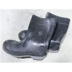 PAIR OF ONGUARD STEEL TOED RUBBER BOOTS SIZE 15