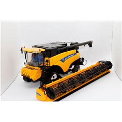 New Holland CR9090 combine Universal Hobbies 1:32 Has Box