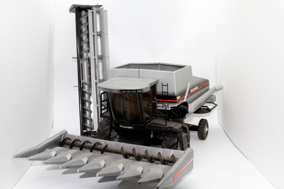 Gleaner R65 rotary combine Scale Models 1:24 Has Box
