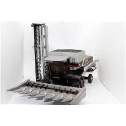 Gleaner R65 rotary combine Scale Models 1:24 Has Box