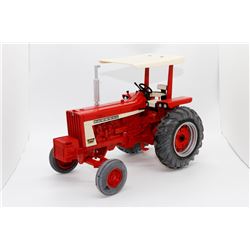 Case IH Farmall 806 tractor Ertl Prestige Collection 1:16 Has Box