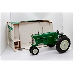 Oliver 880 tractor Classics 5th Anniversary SpecCast 1:16 Has Box
