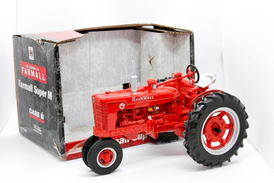 Trattore Pressofuso Ertl 1:16 CASE IH Farmall Super M, FFA, Anteriore Stretto, Colore Rosso