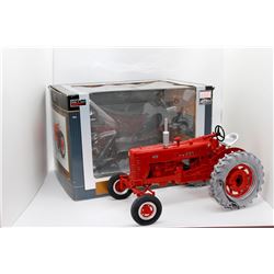 IH Highly Detailed Farmall 400 Gas WF SpecCast 1:16 Has Box