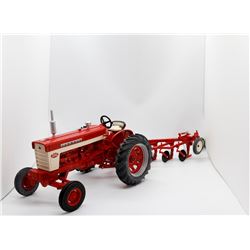 Case IH Farmall 560 w/ 5 bottom plow Ertl Prestige Collection 1:16 Has Box
