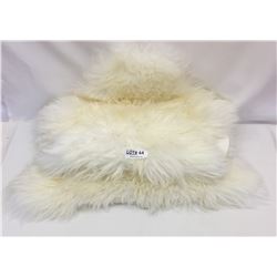 WHITE SHEEPSKIN RUG (Australian + New Zealand) 41.3in x 24.8in approx