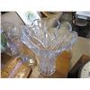 Image 2 : LOT OF VASES ONE CRYSTAL, ONE GREEN WITH WOOD DESK CLOCK