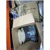 Image 2 : BOX OF DECORATIVE CUSHIONS AND ACCENT PILLOWS