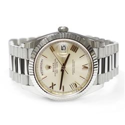 Rolex Mens Day-Date President 18KT White Gold 40mm Silver Roman Dial Watch