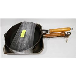 3 VINTAGE CAST IRON FRYING PANS W/ WOOD HANDLES.