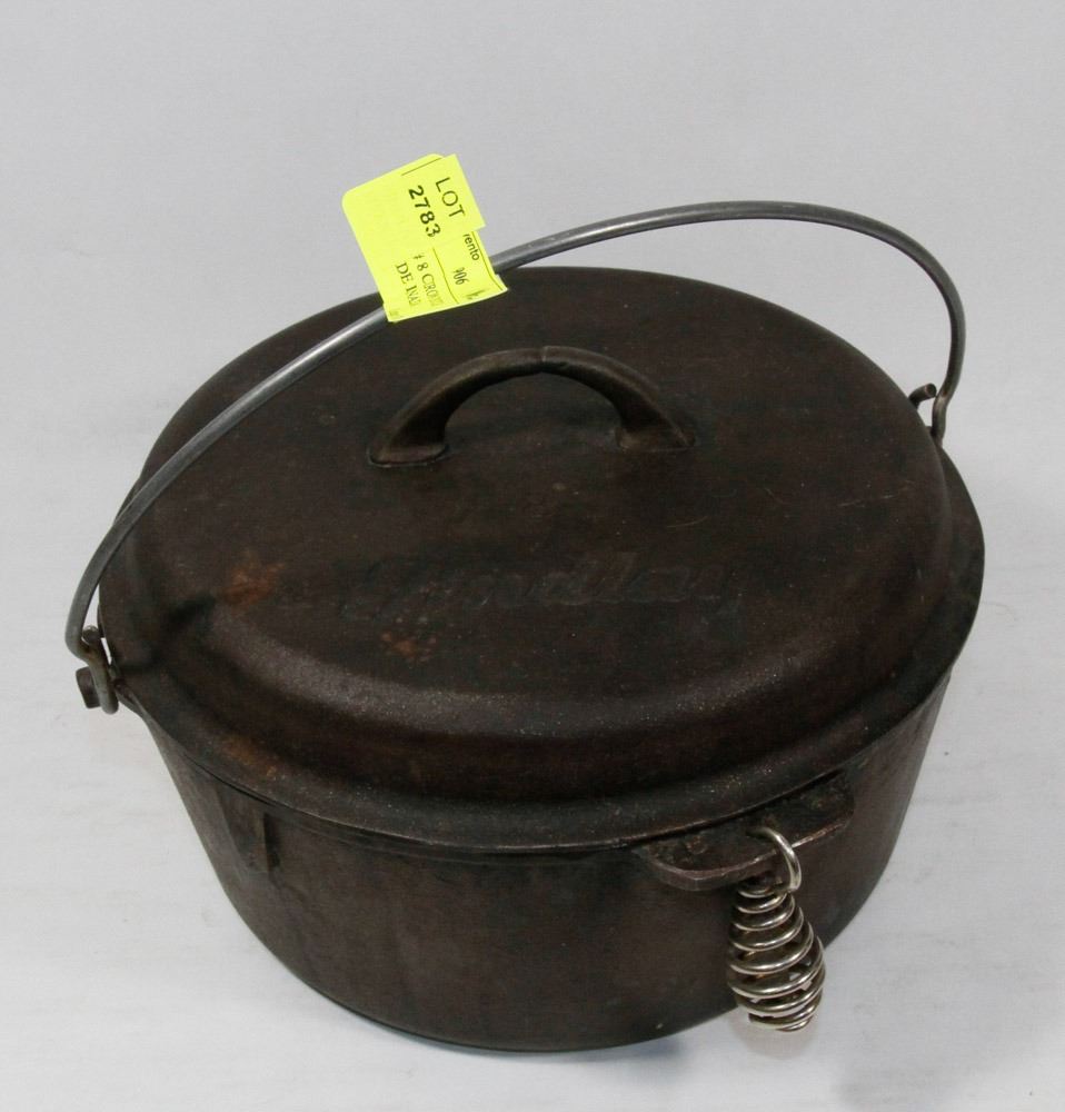 FINDLAY 8 CAST IRON DUTCH OVEN. MADE IN CANADA.