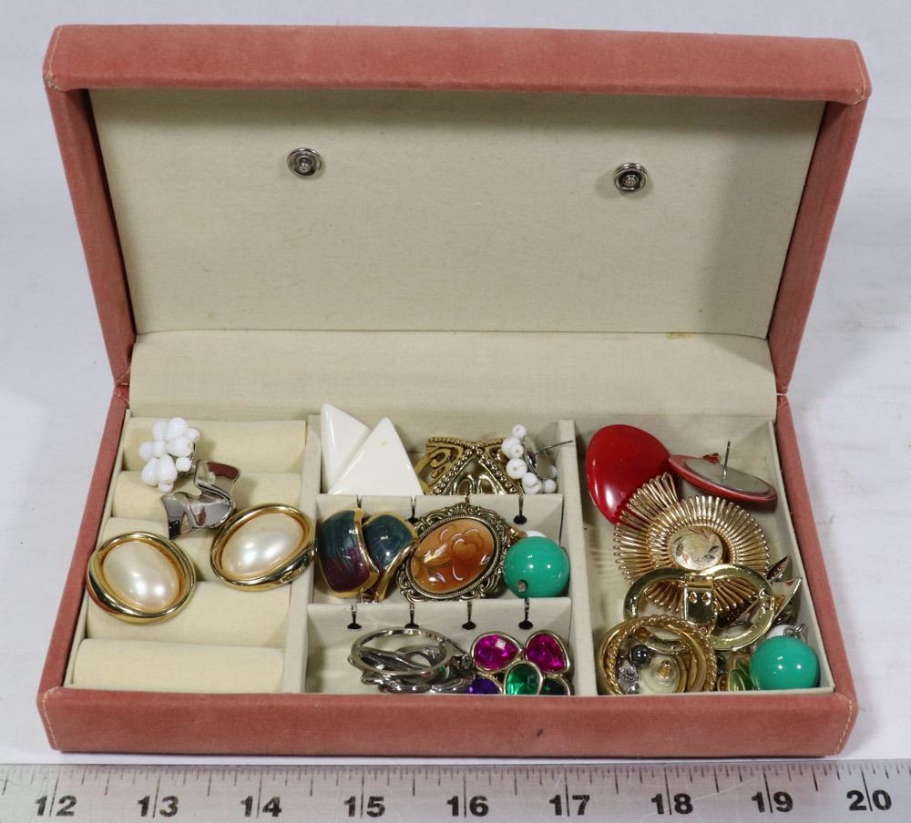 TRAVEL SIZE JEWELRY BOX WITH CONTENTS Kastner Auctions