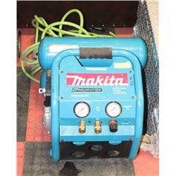MAKITA 2.5HP 4.2 GALLON AIR COMPRESSOR WITH HOSE.