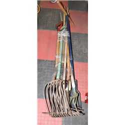 LOT OF GARDEN TOOLS: PITCHFORKS, SHOVEL, RAKES ETC