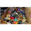 Image 2 : TRAY OF VINTAGE TOYS