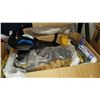 Image 1 : BOX OF WORK GLOVES AND RAIN GEAR