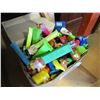 Image 2 : BOX OF VINTAGE PEZ DISPENSERS