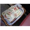 Image 2 : 3 KING SIZE SHEETS, KING SIZE COMFORTER AND BASKET OF TABLE CLOTHS
