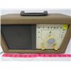 Image 2 : TABLETOP RADIO (AUDIOTRONICS CORP USA, TURNS ON BUT VOLUME POT NEEDS CLEANING) *TUBE, MODEL 222 SER#
