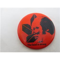 PINBACK BUTTON (PIERRE ELLIOTT TRUDEAU) *THE LAND IS STRONG*