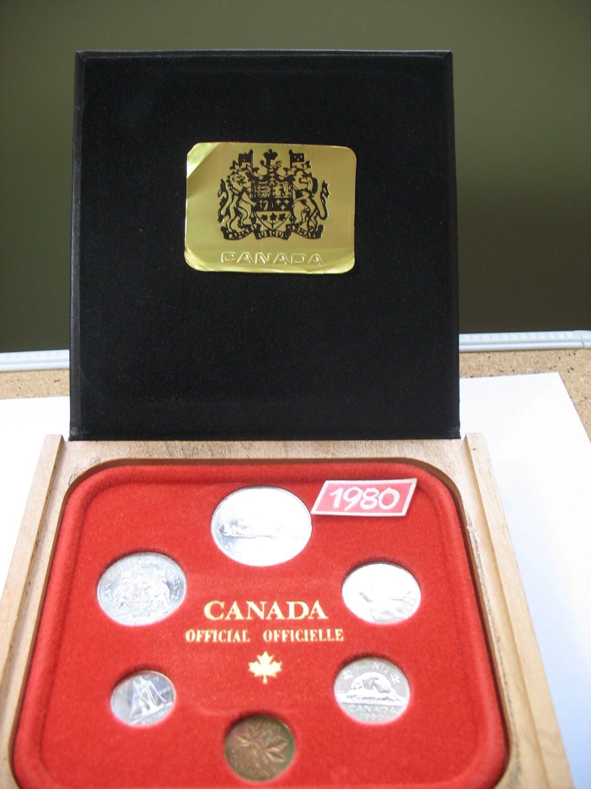 1980 CANADIAN MINT COIN SET (WOODEN CASE) Schmalz Auctions