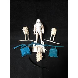 STAR WARS ACTION FIGURE W/ ACCESSORIES