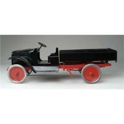 BUDDY L. DUMP TRUCK WITH CRANK