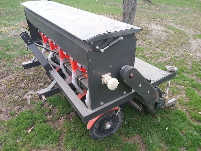 NEW 5FT 3 PT HITCH 10 HOLE GRAIN DRILL/PAID OVER 3500.00 NEW