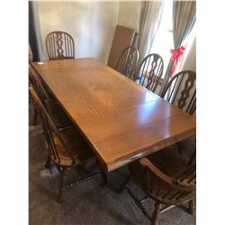BEAUTIFUL BROYHILL OAK DINING TABLE WITH 8 SPINDLE BACK CHAIRS